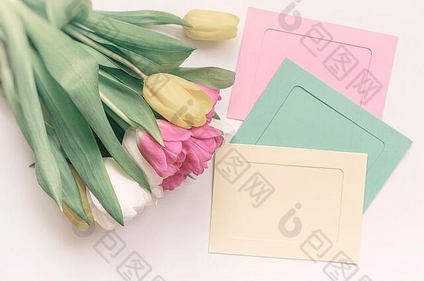 花束色彩斑斓的郁金香祝贺的信封颜色