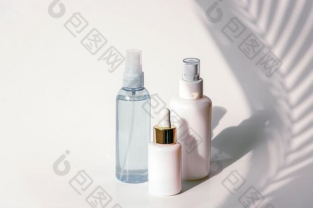 化妆品主音血清胶束水空白包背景白色墙棕榈叶子影子自然护肤品产品概念