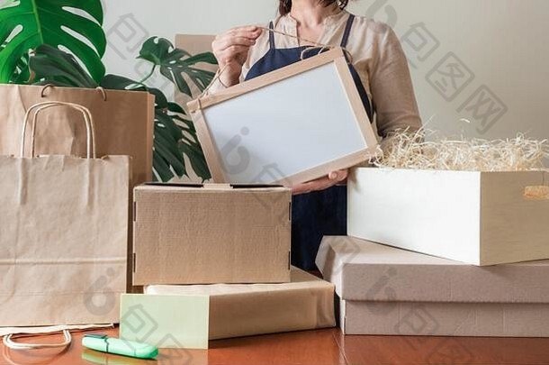 很多工艺纸袋盒子保持封隔器工人交付服务统一的包装订单客户