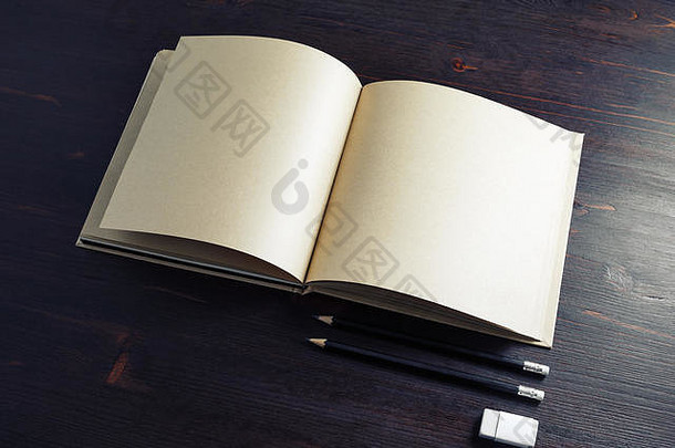 空白卡夫纸宣传册书铅笔橡皮擦木背景复制空间文本