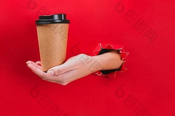女手持有工艺纸咖啡杯洞红色的背景