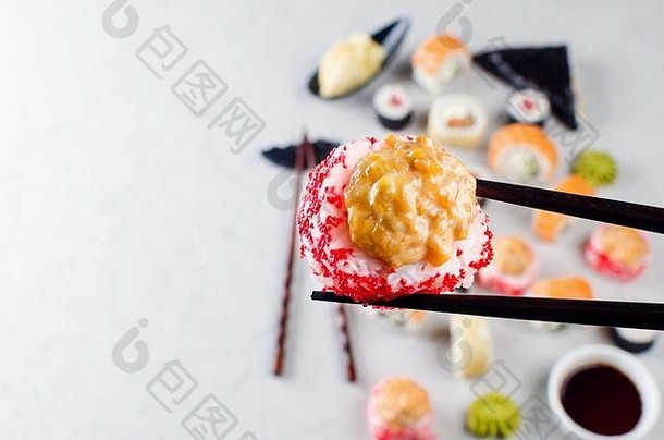 关闭筷子采取部分寿司卷表格各种各样的寿司我是酱汁姜芥末酱寿司<strong>菜单</strong>交付服务日本