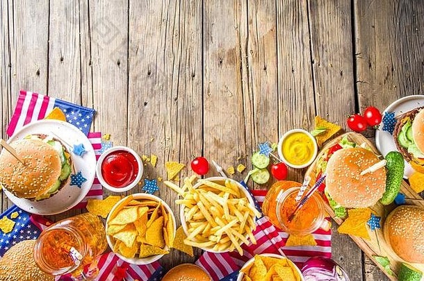 庆祝独立一天7月传统的美国纪念一天爱国野餐汉堡法国薯条零食夏天美国野餐