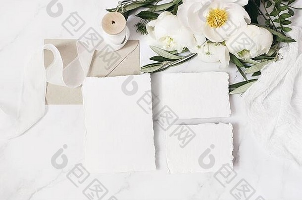 婚礼文具生活场景信封问候卡片棉花纸原型花束白色牡丹花橄榄分支机构牛欧芹