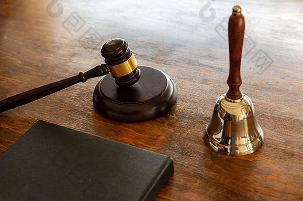 法律主题法官槌子贝尔黑色的空白法律书木桌子上背景复制空间拍卖法院表格