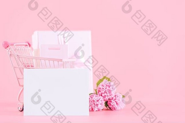 母亲的一天情人节一天假期礼物设计概念粉红色的康乃馨花花束包装盒子孤立的光粉红色的背景复制间距