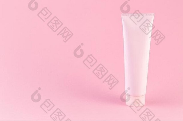 塑料管脸身体奶油柔和的粉红色的背景复制空间柔和的粉红色的化妆品管背景语气身体车
