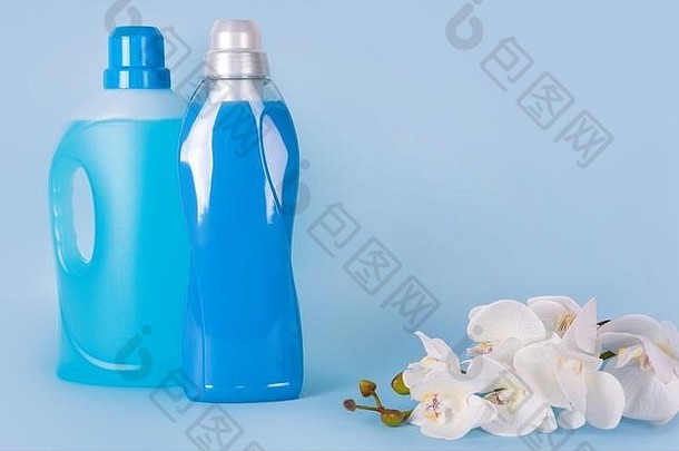 瓶洗涤剂织物柔软剂兰花花蓝色的背景容器清洁产品家庭化学物质液体