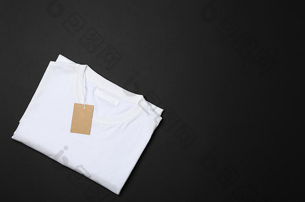 折叠空白白色t恤标签黑色的背景空间文本
