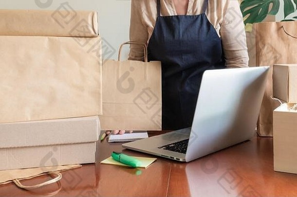 很多工艺纸袋盒子保持封隔器移动PC工人交付服务统一的包装订单客户