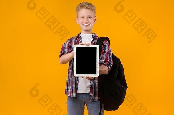 微笑学校男孩显示平板电脑屏幕相机