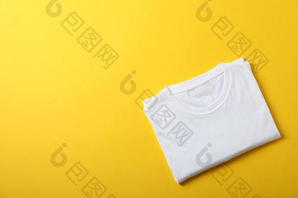 折叠空白白色t恤黄色的背景空间文本