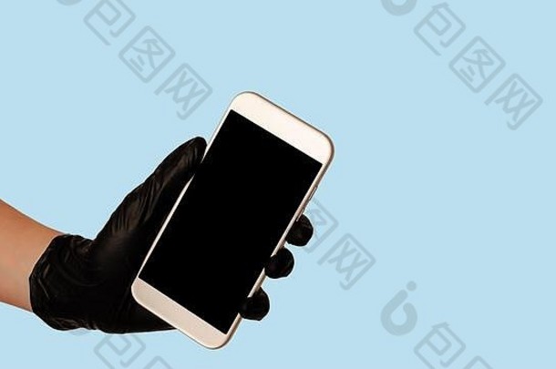 手黑色的手套持有智能手机空空白屏幕蓝色的背景安全食物交付概念