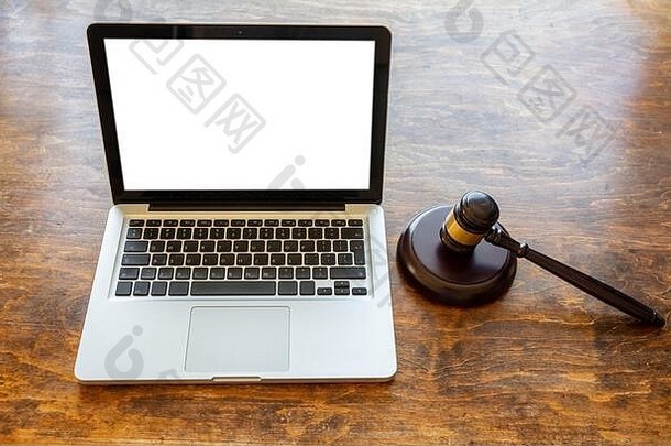 拍卖法官槌子空白白色屏幕开放移动PC木办公室桌子上背景在线拍卖法律决定概念