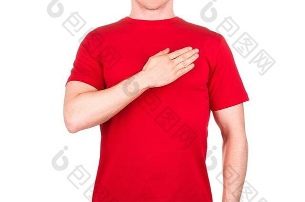 男人。红色的t恤把手心发誓誓言手势孤立的