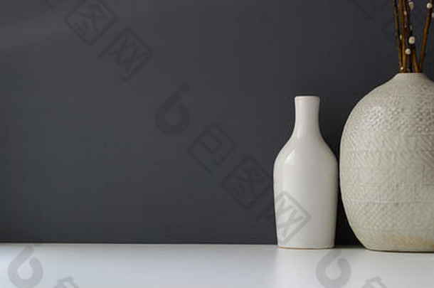 现代工作空间复制空间陶瓷花瓶白色表格灰色墙背景