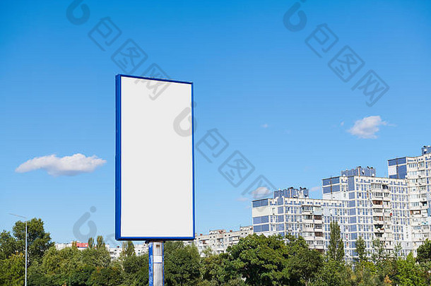大垂直广告牌复制空间城市背景蓝色的天空广告空间高层建筑树