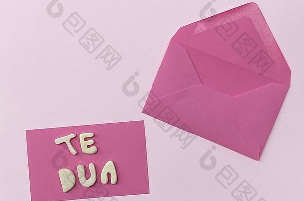 两个阿尔巴尼亚文本意义爱组成手工制作的木信粉红色的卡