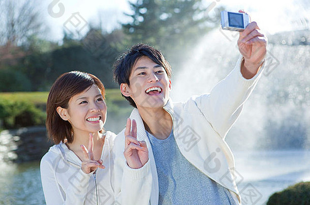 年轻的夫妇采取照片