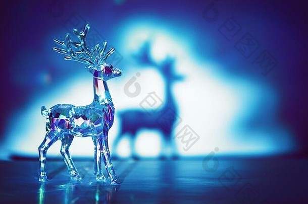 水晶玻璃鹿冰阳光阴影背景圣诞节装饰复制空间