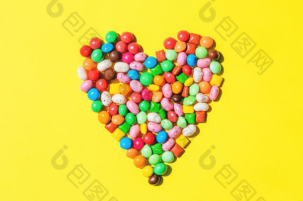 心形状使小及糖果明亮的黄色的背景糖果生日概念情人节一天设计前视图平躺