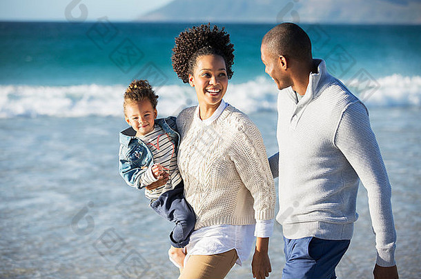 快乐家庭有趣的海滩