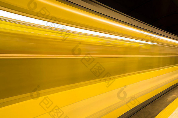 黄色的地铁火车运动运输那不勒斯城市意大利