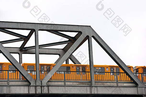 黄色的地铁桥柏林德国孤立的白色
