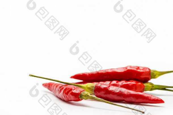 红色的辣椒铺设白色背景
