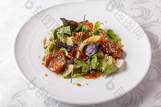 碗沙拉牛肉红烧的蔬菜亚洲食物沙拉白色菜表格餐厅<strong>菜单</strong>