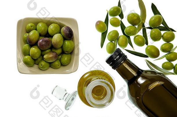 拍摄新鲜的橄榄新鲜收获额外的维珍橄榄石油孤立的白色背景