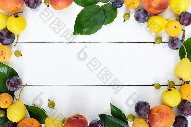 桩多汁的夏天<strong>水果</strong>白色木表格李子杏子梨收获花园自然源维生素食物背景