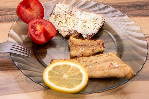 餐板鱼香料柠檬多汁的西红柿木表格