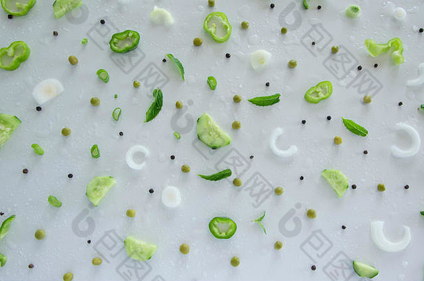 作文新鲜的绿色蔬菜草本植物白色背景蔬菜沙拉成分有<strong>创意</strong>的食物模式平躺