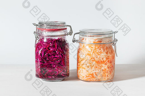 自制的酸菜胡萝卜卷心菜沙拉甜菜玻璃Jar白色木背景发酵食物复制空间