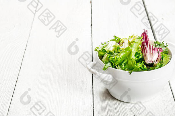 新鲜的沙拉绿色碗白色木背景
