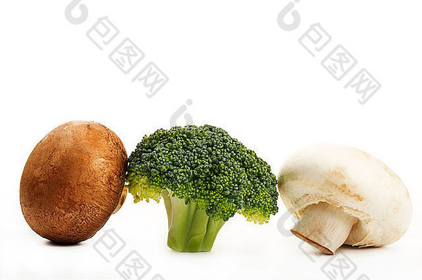 棕色（的）蘑菇西兰花白色蘑菇白色背景