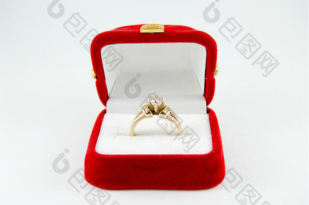 钻石订婚环红色的盒子白色背景