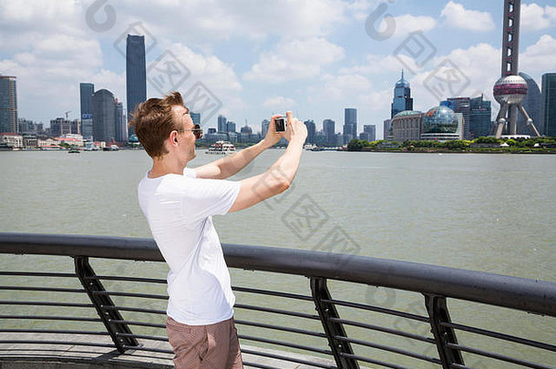 一边视图男人。拍摄建筑站栏杆上海
