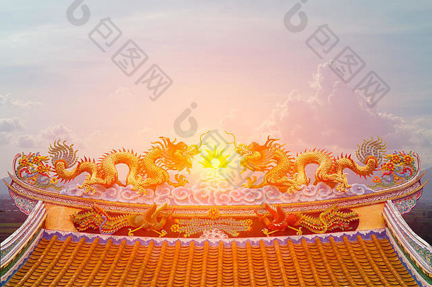 美丽的中国人龙雕像太阳光背景