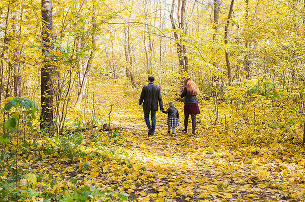 家庭秋天人概念年轻的家庭走公园秋天一天后视图