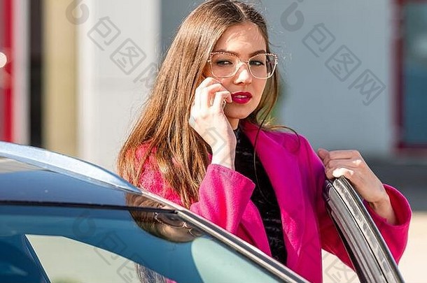 年轻的美丽的情感女商人车会谈电话