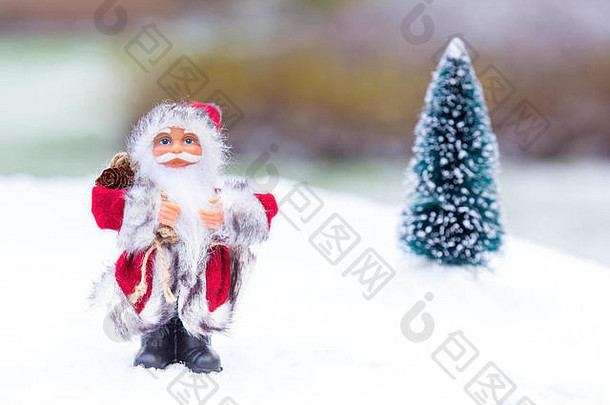 圣诞老人老人小雕像站白色雪