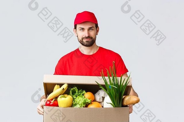 食品杂货包交付科维德检疫购物概念英俊的快递红色的统一的帽t恤带杂货店包