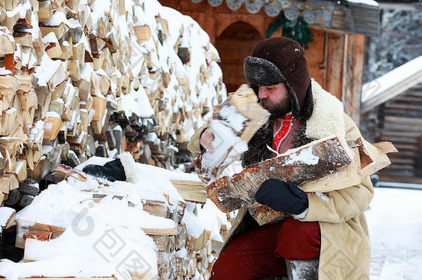 传统的冬天服装农民中世纪的年龄俄罗斯