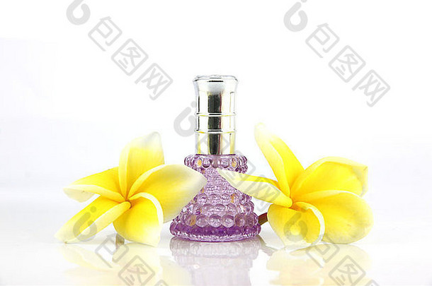 黄色的花紫罗兰色的香水瓶白色背景