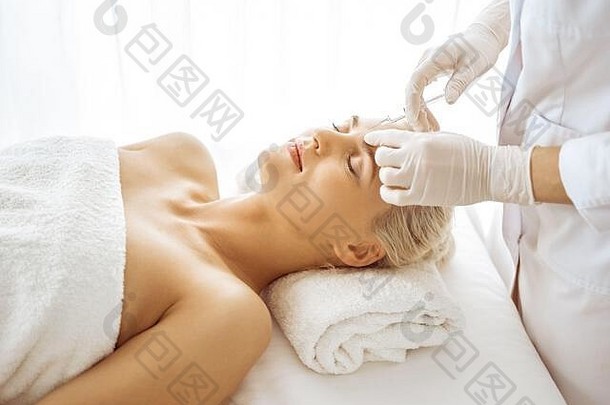 美容师医生手美过程女脸注射器化妆品医学手术美注射概念