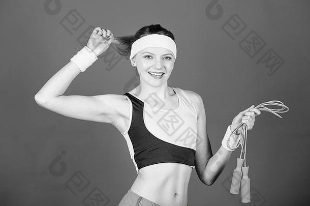 女人锻炼跳绳子健身练习跳绳子锻炼跳绳子女孩跳练习准备夏天身体健康的生活方式概念女孩有氧运动类
