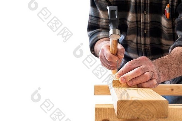 特写镜头卡彭特锤指甲修复木董事会建设行业白色背景