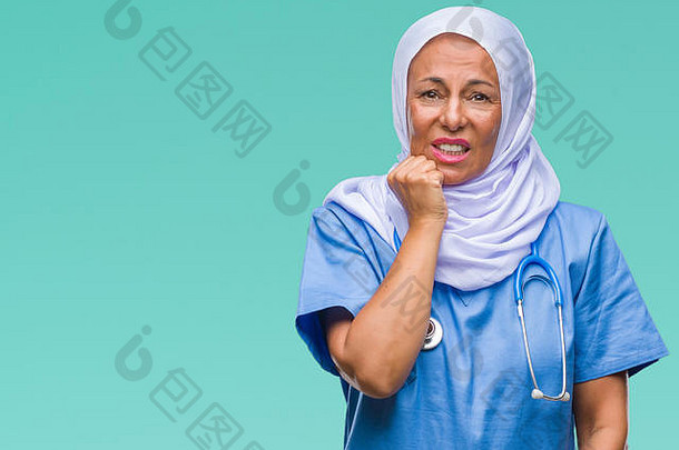 中间年龄高级阿拉伯护士女人穿戴孤立的背景强调紧张手口咬指甲焦虑普罗布尔